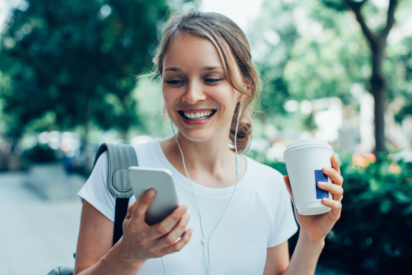 Onlineshopper mit Kundenvertrauen