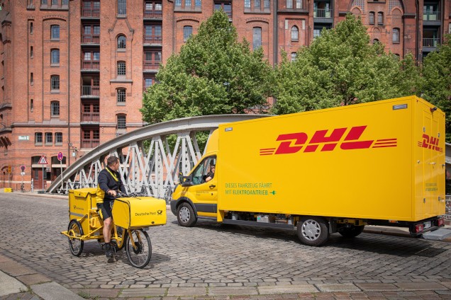 DHL LKW & Deutsche Post Streetscooter auf Brücke
